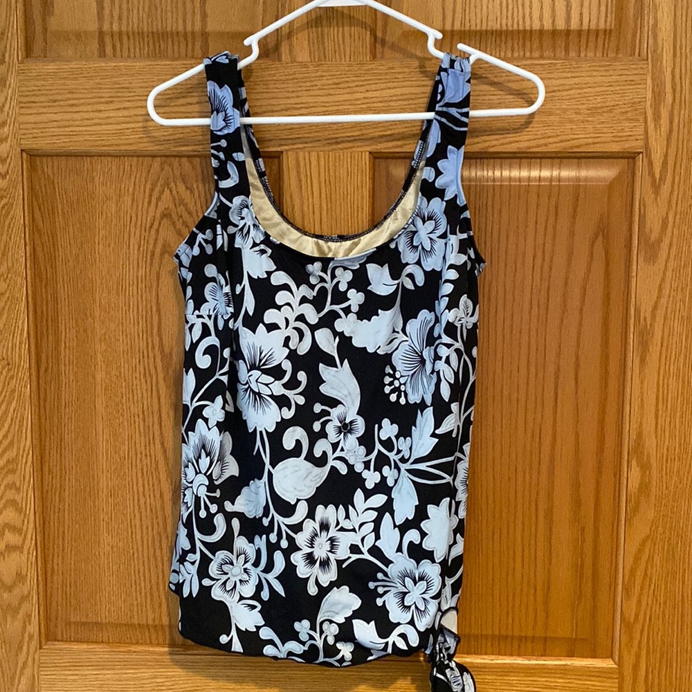 Tropical Escape woman’s swimsuit top blue silver EUC 18W
